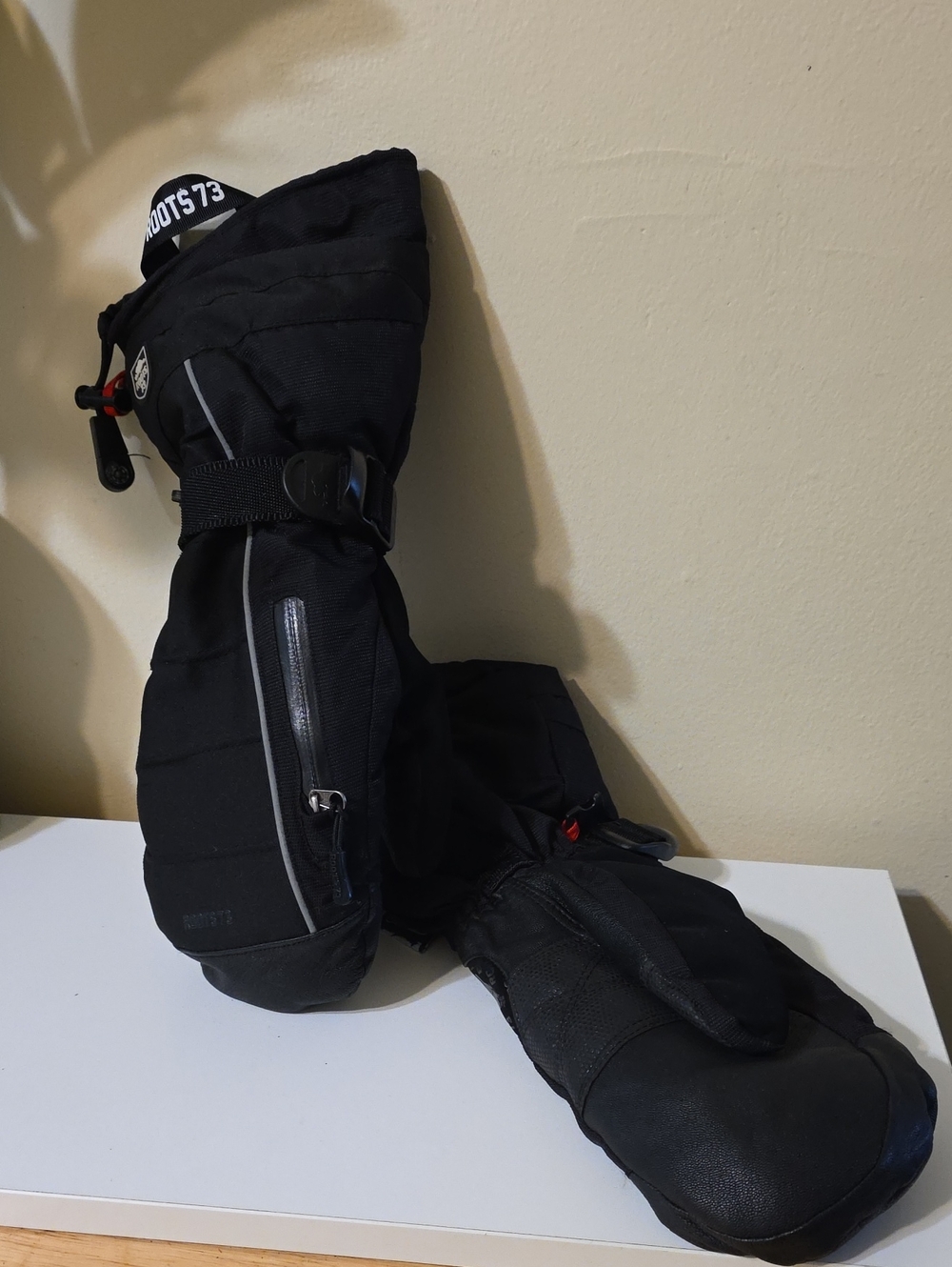 Roots 73 Men's  Black Ski Mittens - L (EUC)